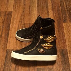 Giuseppe Zanotti  High top wing sneakers!!